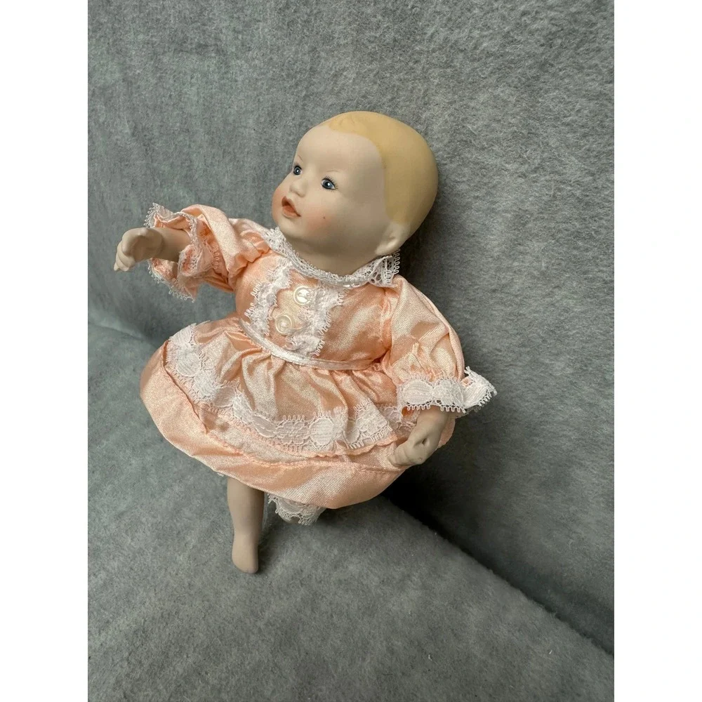 Yolando Bello Vintage 1994 Porcelain Baby Doll Girl Peach Lace Dress Excellent‎